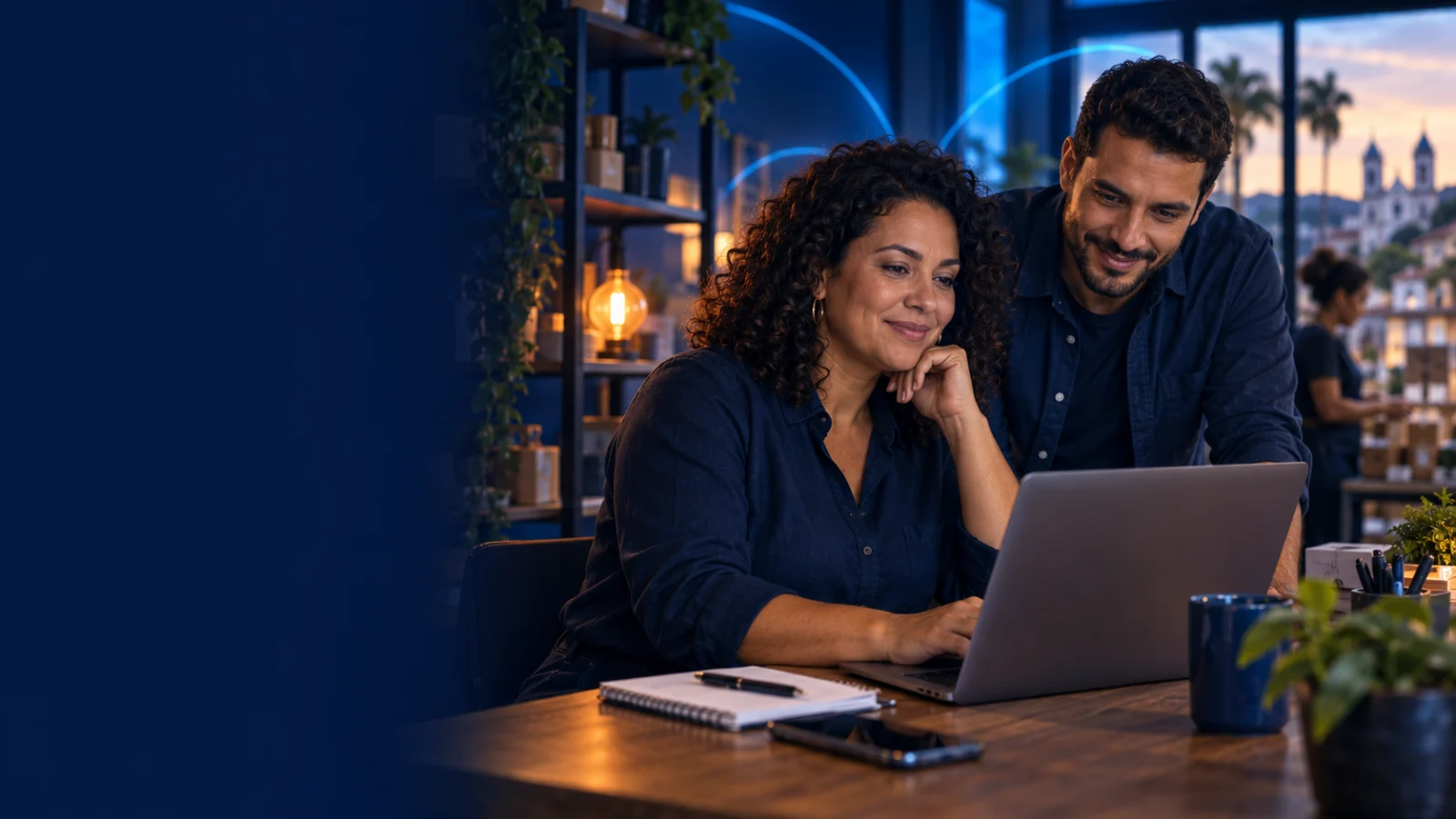 Cena ilustrativa de empreendedores analisando seu negócio em um computador